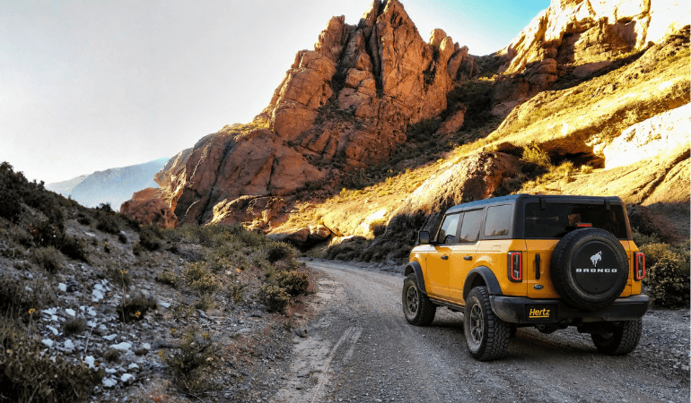 Camioneta 4x4 Hertz recorriendo caminos de montaña en Argentina | Alquiler de autos SUV para aventuras y viajes por rutas off road