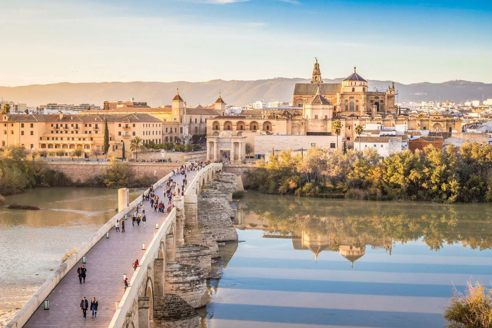 Vista aérea Puente Romano de Córdoba y Mezquita-Catedral al atardecer