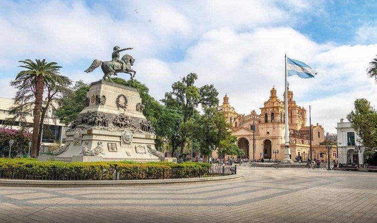 Plaza San Martín en Córdoba Capital con el monumento ecuestre al General San Martín y la Catedral de Córdoba de fondo bajo un cielo nublado.