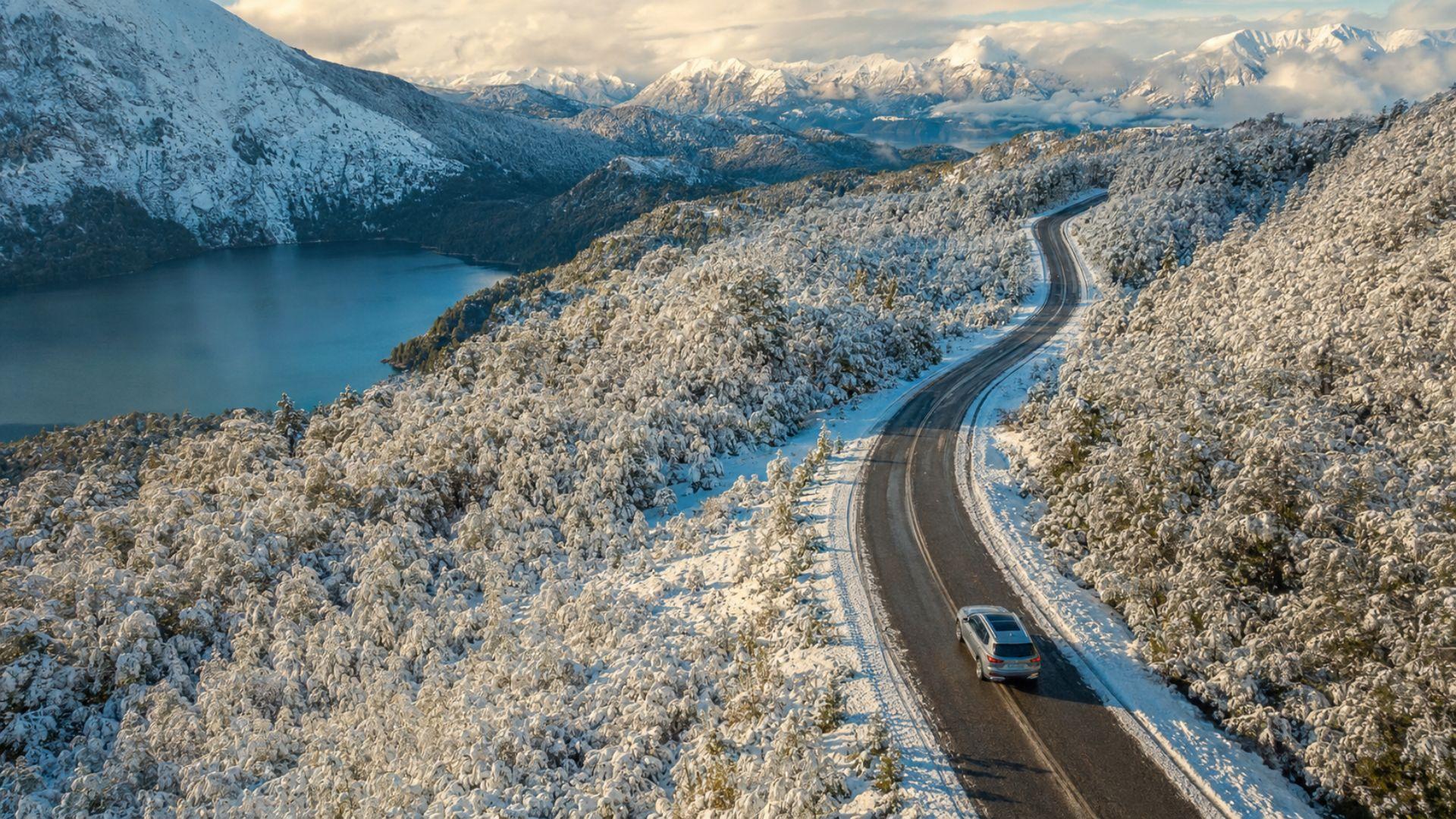 auto en la ruta en la patagonia nevada 