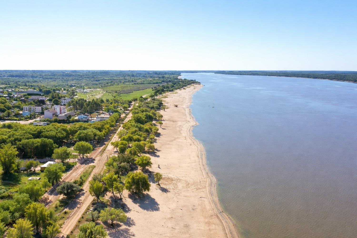 Vista aérea de playa sobre el río Paraná, Entre Rios, en Argentina con costa de arena