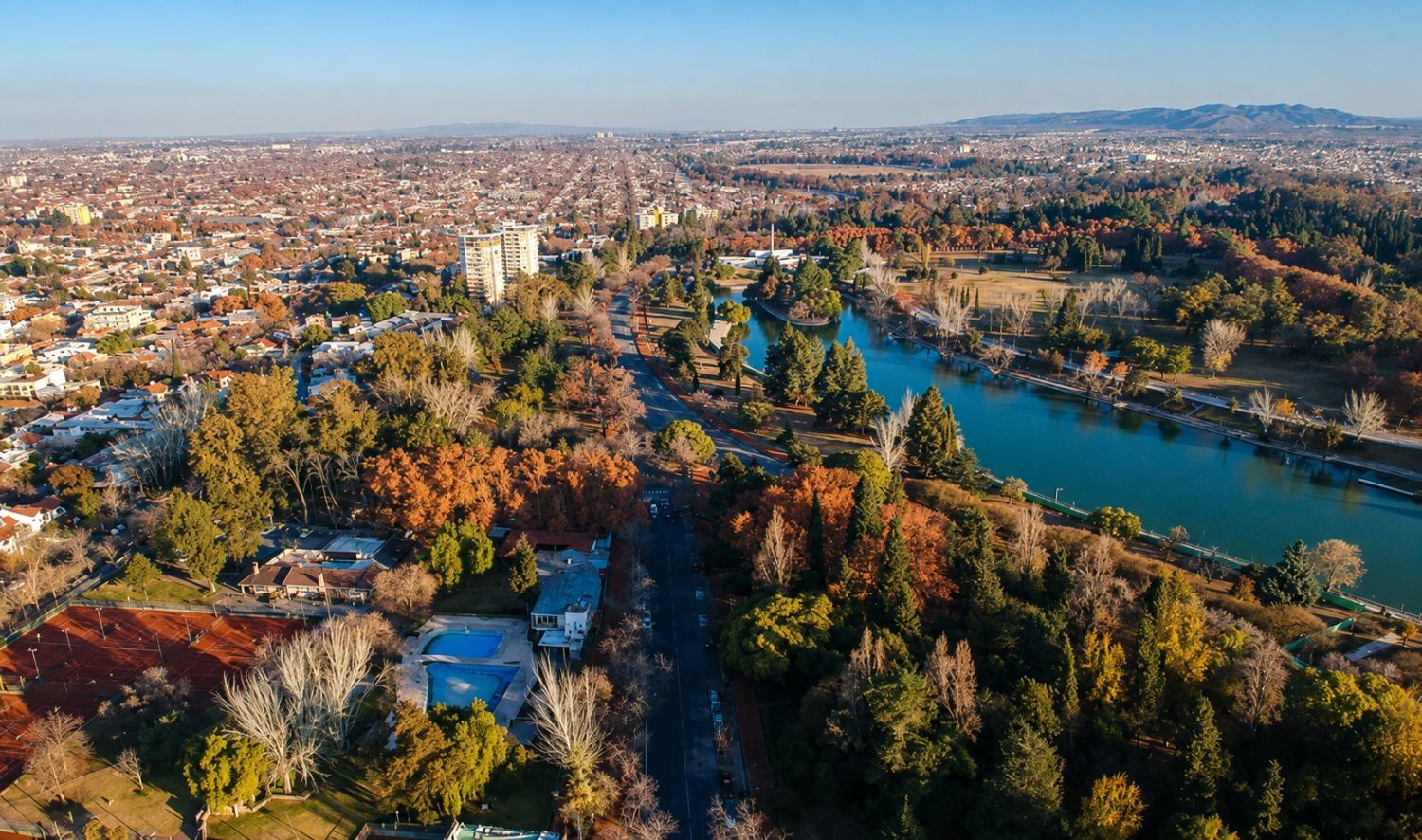 ciudad de mendoza al fondo montañas con nieve