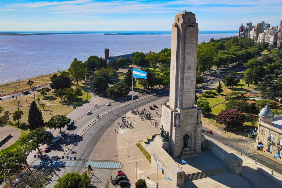 Monumento a la Bandera en Rosario con vista al río Paraná y la ciudad en Argentina