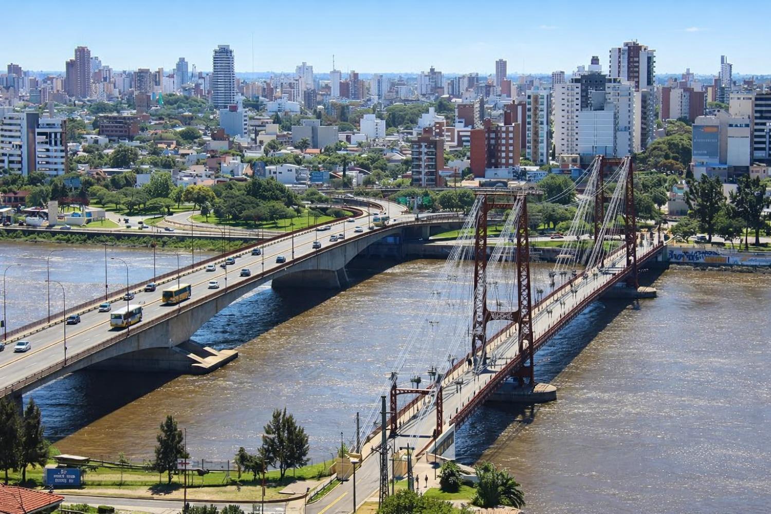 Panorámica de Santa Fe con el puente colgante cruzando la laguna Setúbal en Argentina